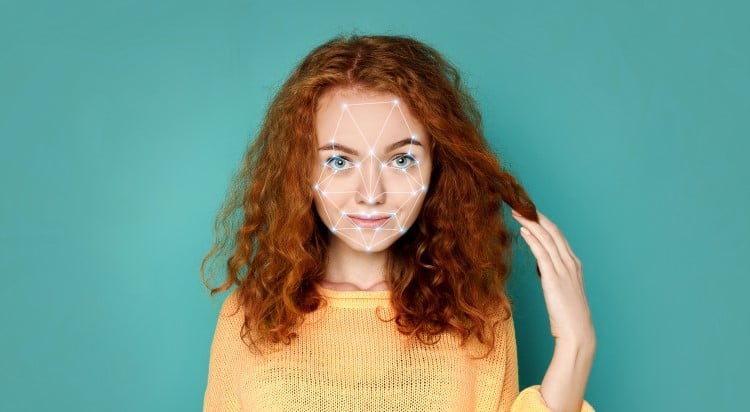 Jente  med streker i ansiktet som illustrerer attkjenningsteknologi