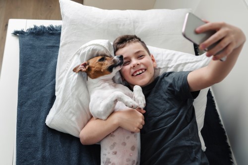 Gutt og hund tar selfie