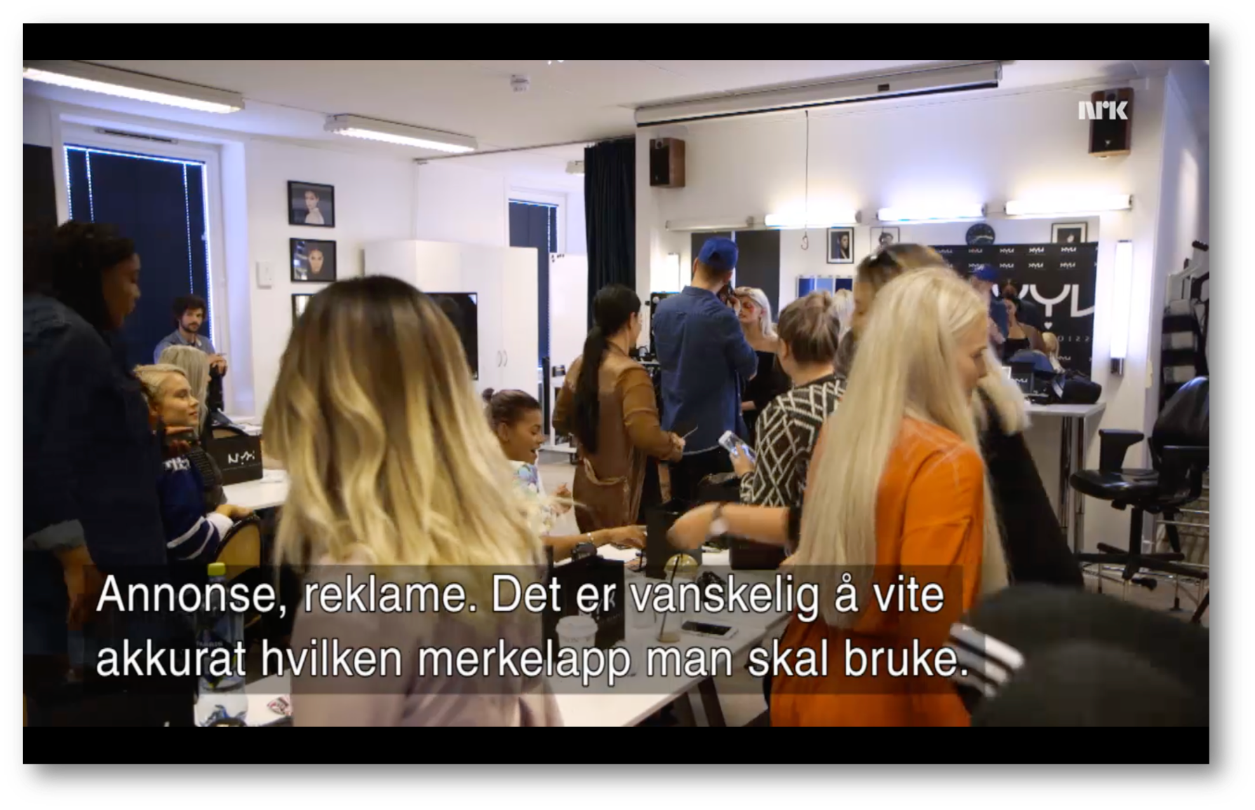 En mengde tenåringsjenter i en garderobe som driver med styling av sminke og hår